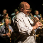 Paulo de campos tocando com Ensax Orquestra