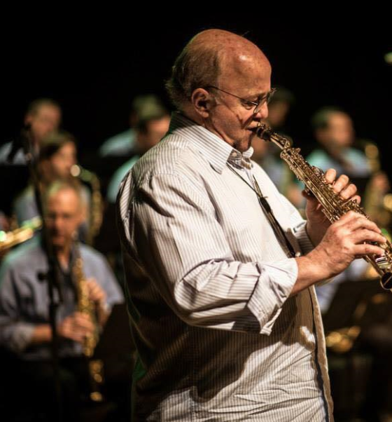 Paulo de campos tocando com Ensax Orquestra